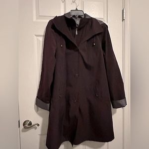Gallery raincoat with removable hood and lining